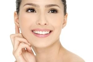 Close-up picture of a smiling woman showing her happiness with the Otoplasty surgery she had in Costa Rica.