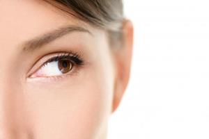 Close-up portrait picture of a beautiful woman’s face, showing the eyebrow lift she had in Costa Rica.