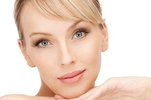 Close-up portrait picture of a beautiful woman’s face, showing the facial fillers procedure she had in Costa Rica.