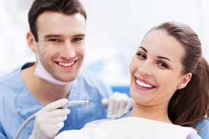 Picture of a Costa Rican dentist with a patient.