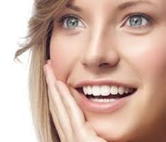 Picture of a smiling woman displaying the holistic dentures procedure she had in Costa Rica.