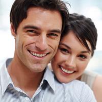 Picture of a smiling couple, happy with the holistic fillings removal dental procedure they had in Costa Rica.