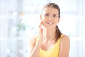 Picture of a smiling woman with dental metal braces, showing her happiness with the metal braces procedure she had in Costa Rica.