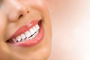 Picture of a smiling woman displaying the onlays/inlays procedure she had in Costa Rica.