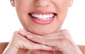 Picture of a smiling woman displaying her smile after the teeth whitening procedure she had in Costa Rica.